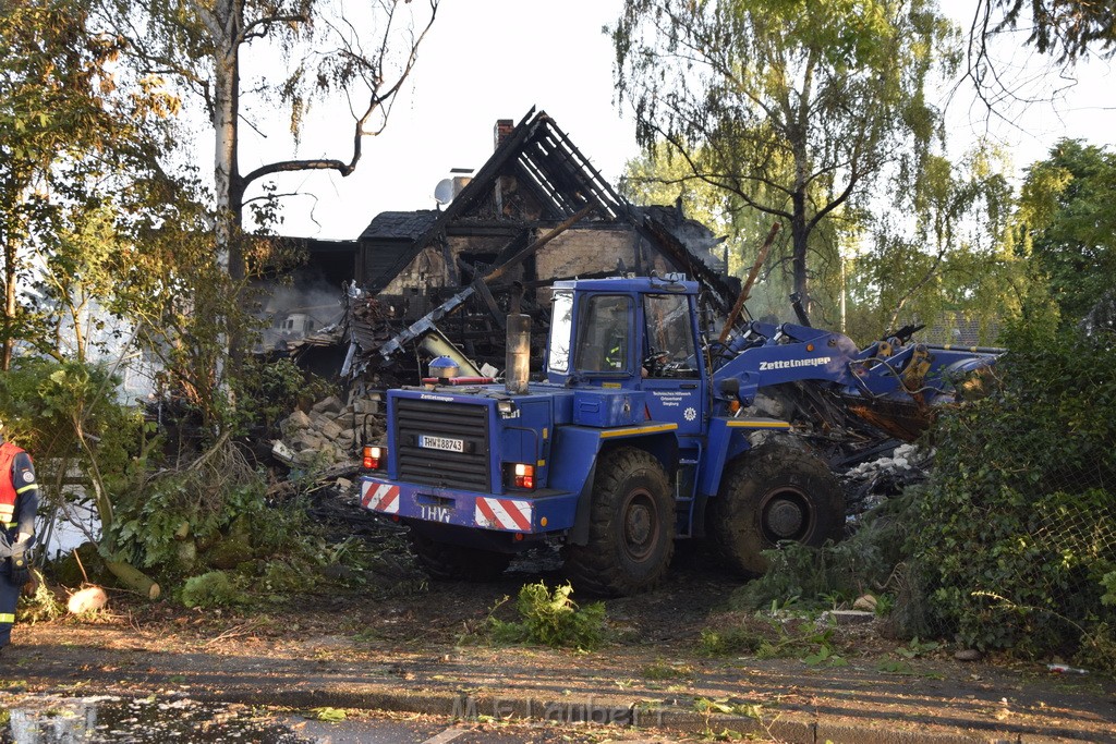 Grossfeuer Einfamilienhaus Siegburg Muehlengrabenstr P1052.JPG - Miklos Laubert